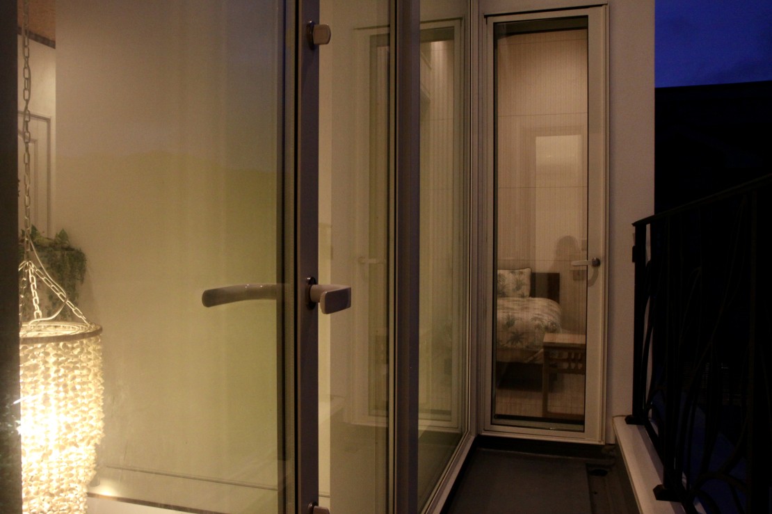 Hale Kotsubo|神奈川県・湘南・鎌倉|ROOM AとROOM Bを繋ぐバルコニー※ブラインドでプライバシーも守れます