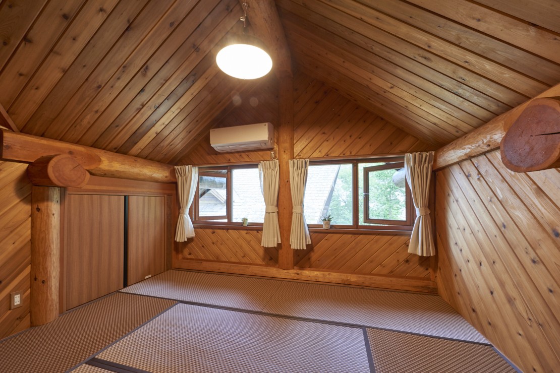 石川県 輪島・能登のコテージ｜家族コテージノトイエ ５号棟ログハウスの写真：和室です。
収納にお布団をご用意しております。