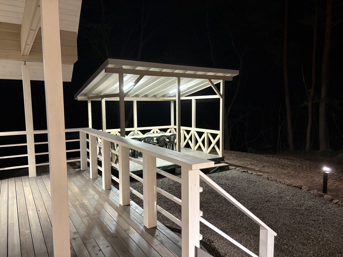 Second House kukka (クッカ)|群馬県・北軽井沢・嬬恋・万座|庭の奥にあるBBQ専用ガゼボ。本格的炭火BBQグリルBORETTIで、皆さんそろって楽しいBBQタイムを!20:00までご利用いただけます。