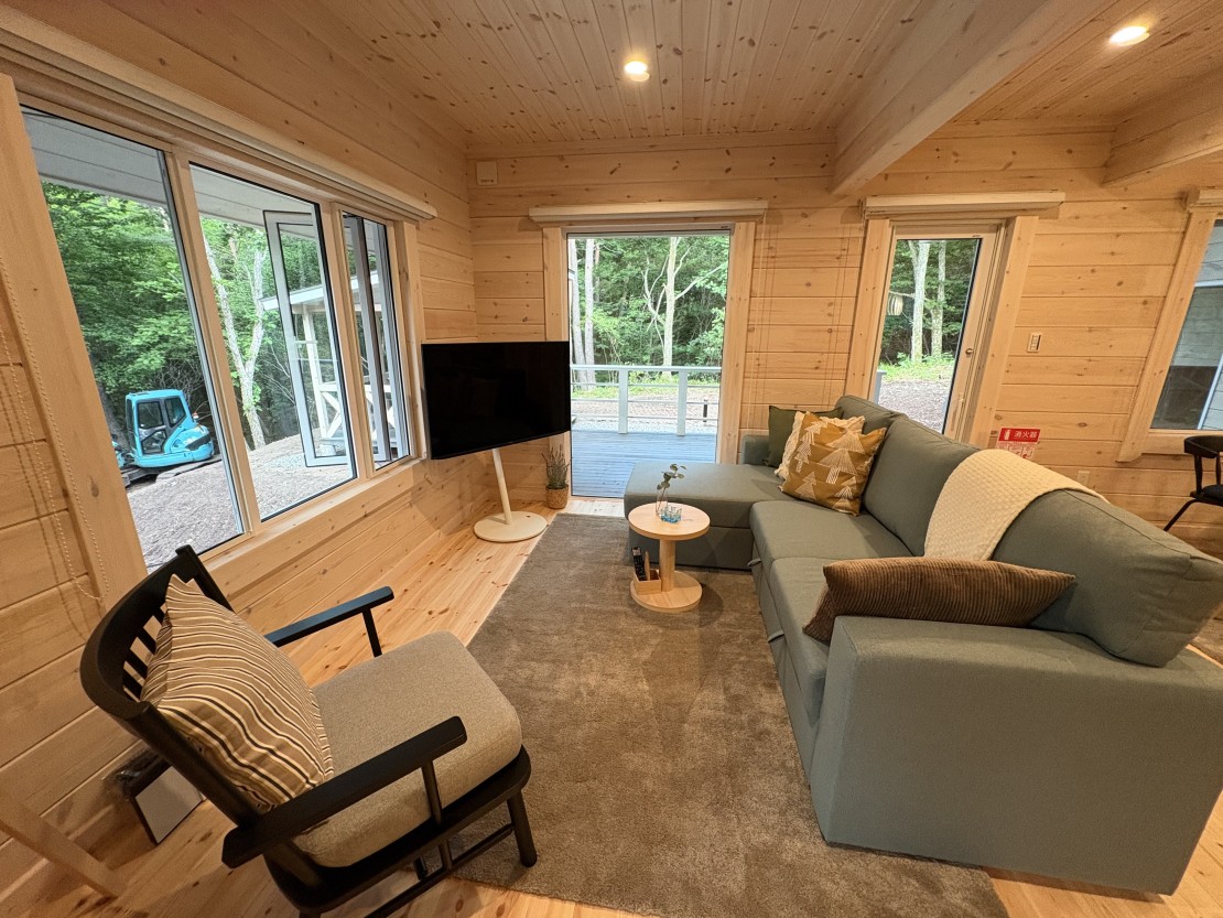 Second House kukka (クッカ)|群馬県・北軽井沢・嬬恋・万座|大きな窓に囲まれたリビングルームでは、時のさえずりを聞きながら、いつもと違った団欒をお楽しみください。
