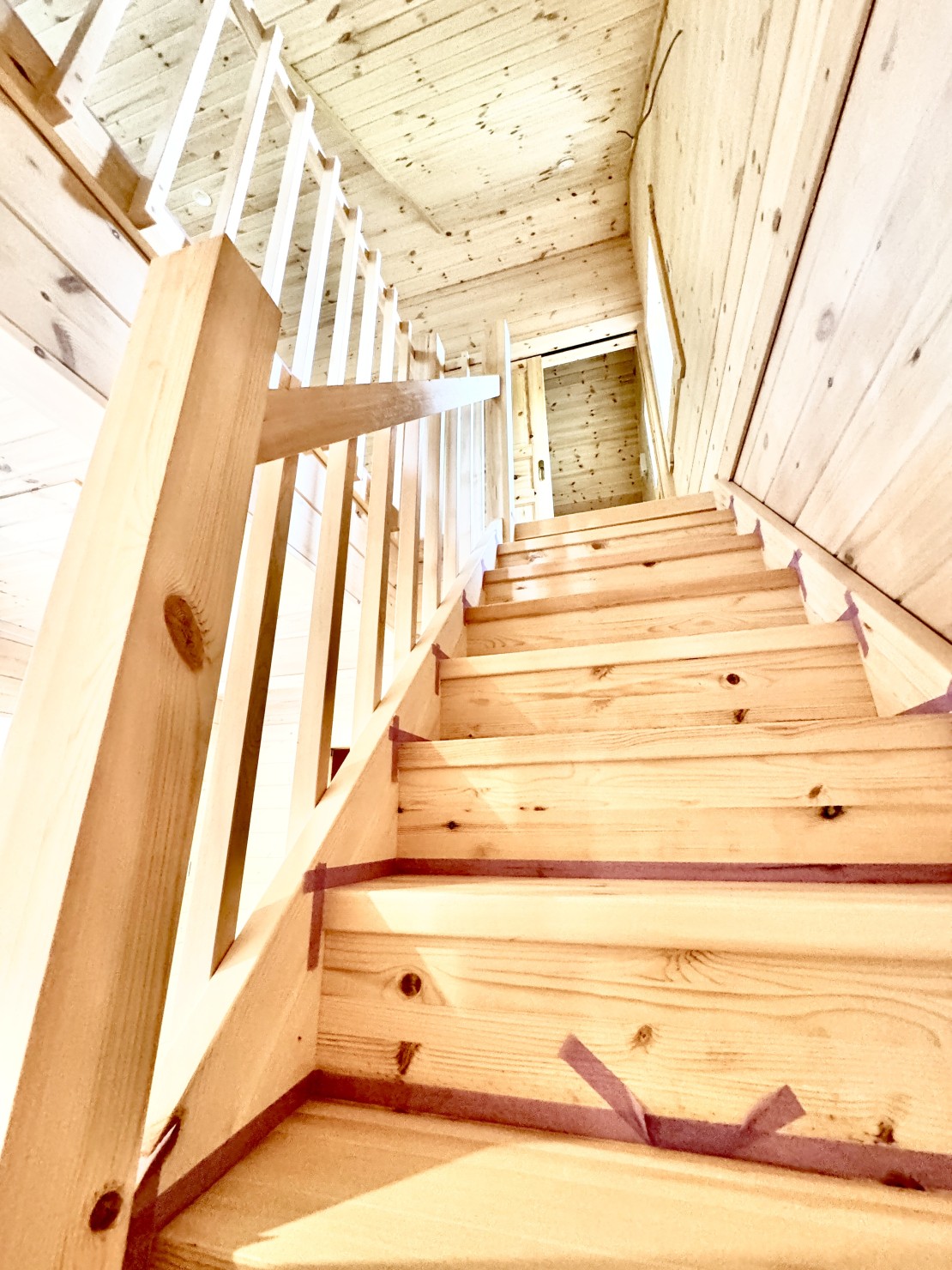 Second House kukka (クッカ)|群馬県・北軽井沢・嬬恋・万座|木の香りをいっぱいに感じながら階段を上がっていただくと。。。