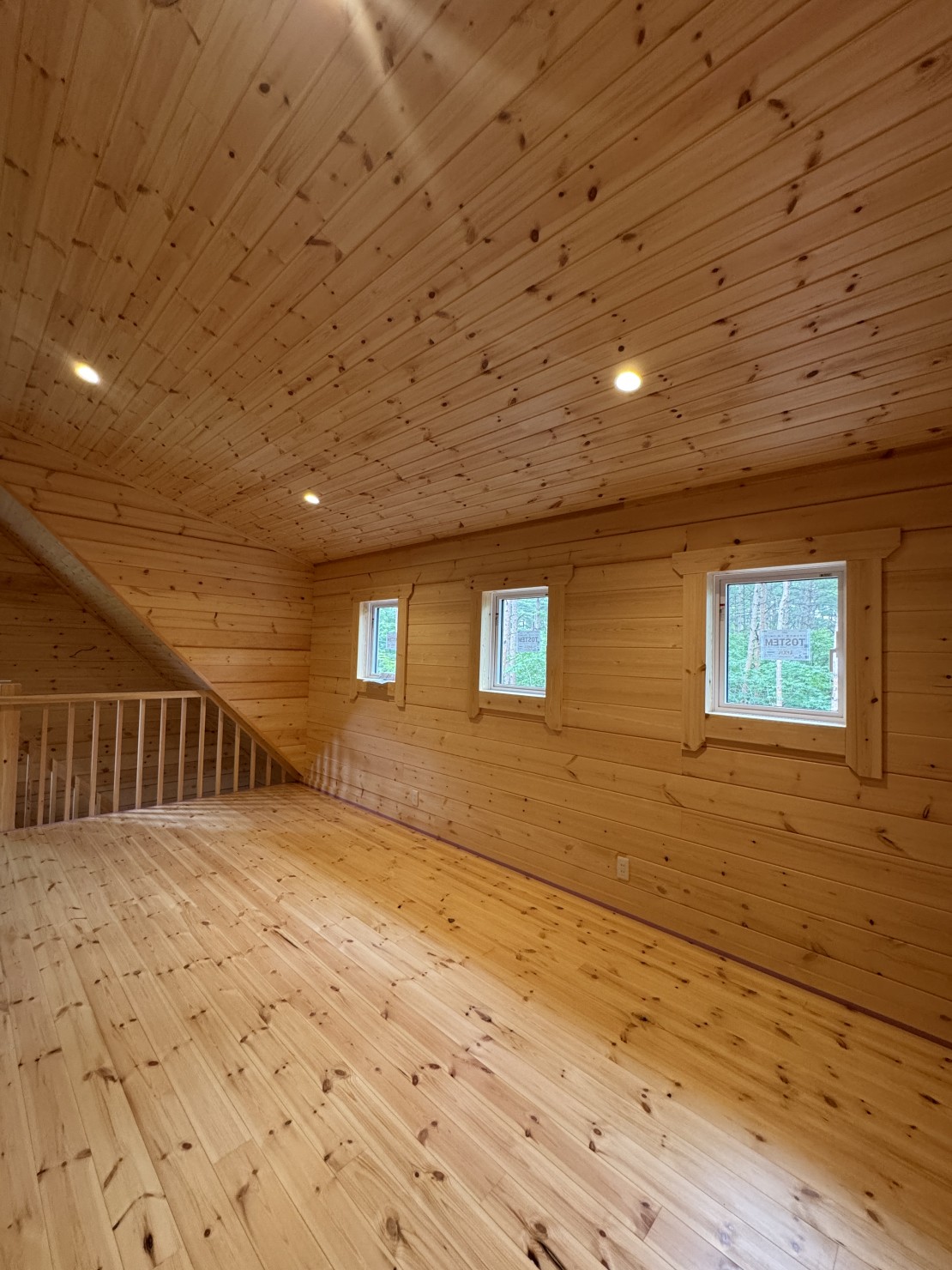Second House kukka (クッカ)|群馬県・北軽井沢・嬬恋・万座|4名様までご利用いただける広いロフト。夜は窓を開けると涼しい風で眠りに誘われます。ノンクーラーは森ステイの醍醐味。