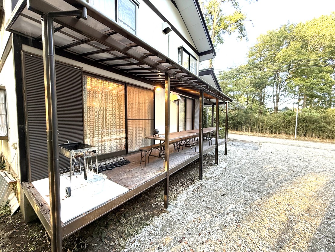 那須の貸別荘 コテージさくら|栃木県・那須・板室|南面が広々と開けた屋根付きウッドデッキにはカフェ風テーブル完備。炭と着火剤をご持参いただければ天候を気にせずBBQがお楽しみ頂けます
