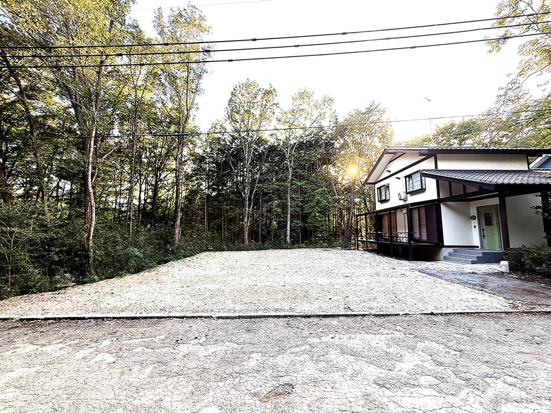 那須の貸別荘 コテージさくら|栃木県・那須・板室|約80坪の広々駐車場完備。手持ち花火もOKです