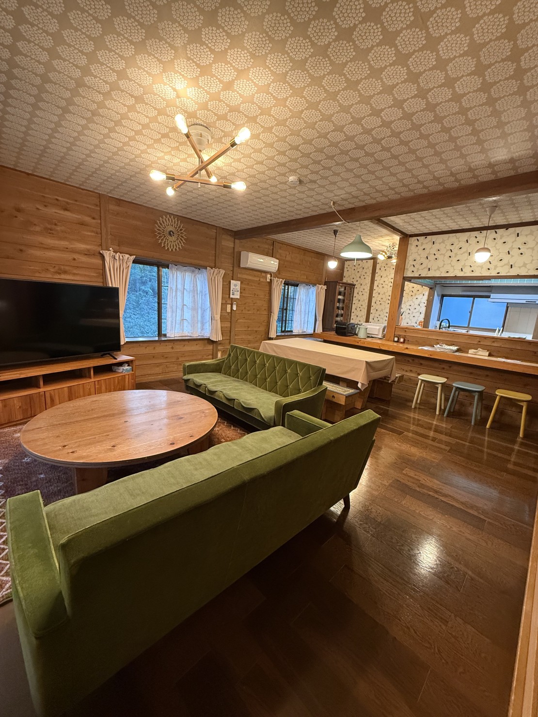 那須の貸別荘 コテージさくら|栃木県・那須・板室|北欧柄で統一された約20畳の広々リビング