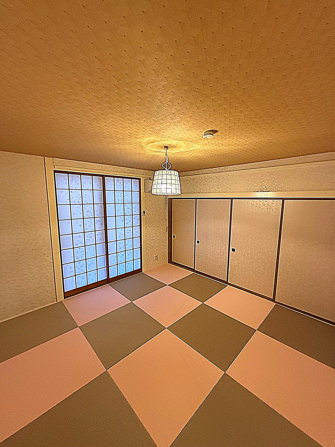 那須の貸別荘 コテージさくら|栃木県・那須・板室|桜をイメージしたモダンな和室。襖を解放すれば約30畳の広々リビング空間が生まれます。