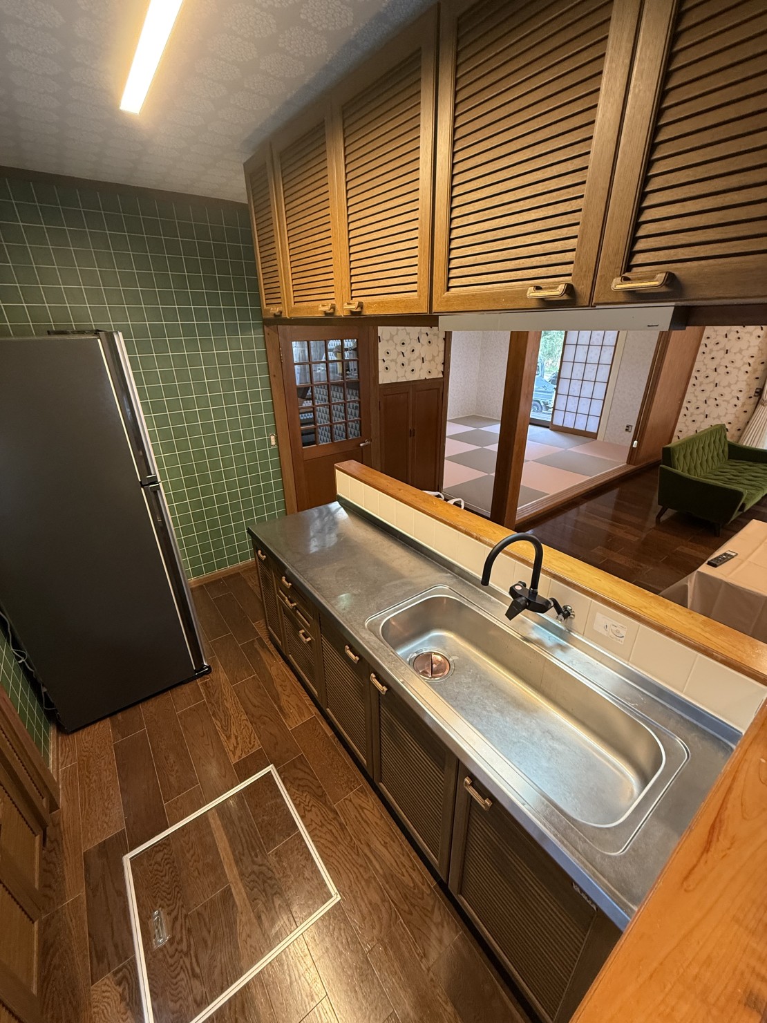 那須の貸別荘 コテージさくら|栃木県・那須・板室|リビング見渡せるアイランドキッチンはワイドシンク付き