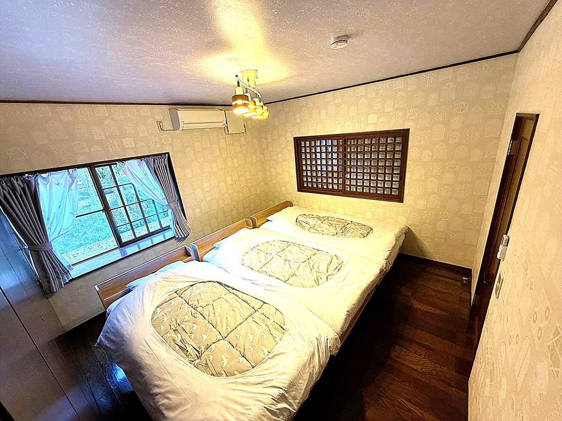 那須の貸別荘 コテージさくら|栃木県・那須・板室|2F 壁・天井は蓄光クロスで星降る空間の寝室A