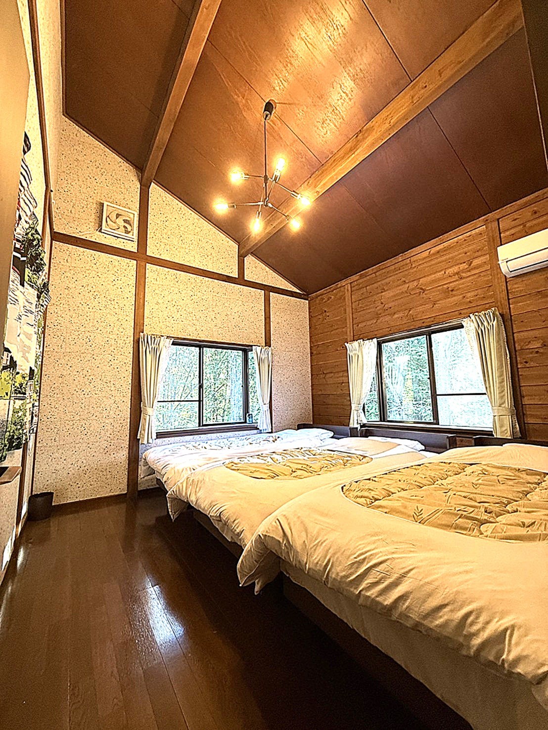 那須の貸別荘 コテージさくら|栃木県・那須・板室|2F 高い勾配天井で解放感のある寝室B