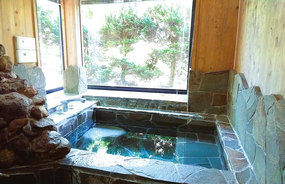 那須の貸別荘 コテージ7(ナナ) V棟|栃木県・那須・板室|肩まで浸かれる大きな石風呂で♨旅館気分を満喫いただけます