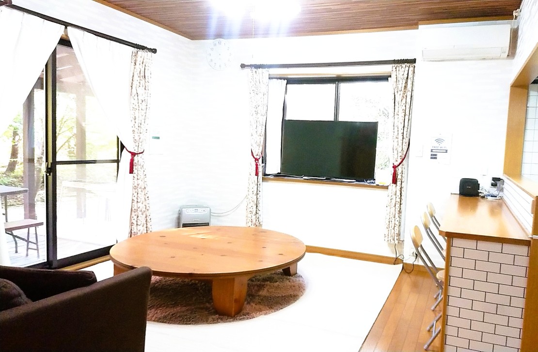 那須の貸別荘 コテージ7(ナナ) V棟|栃木県・那須・板室|パイン無垢材のアクタスF1テーブルを設置