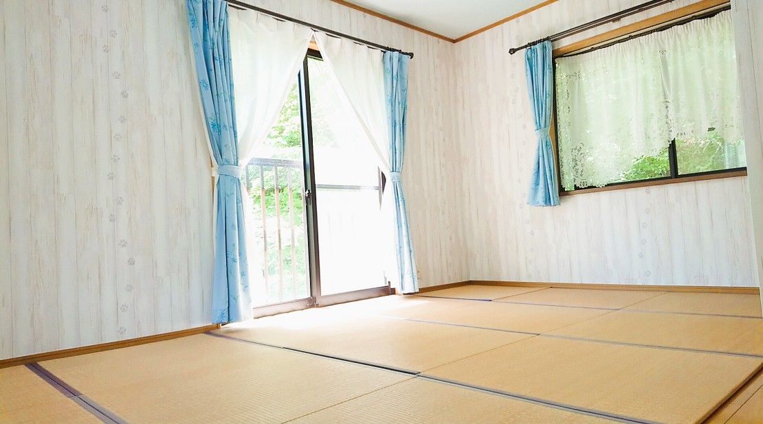 那須の貸別荘 コテージ7(ナナ) V棟|栃木県・那須・板室|2F 8畳寝室(冷房専用エアコン付)