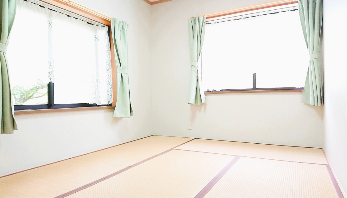 那須の貸別荘 コテージ7(ナナ) V棟|栃木県・那須・板室|2F 6畳寝室(冷房専用エアコン付・冬季石油ストーブ付)