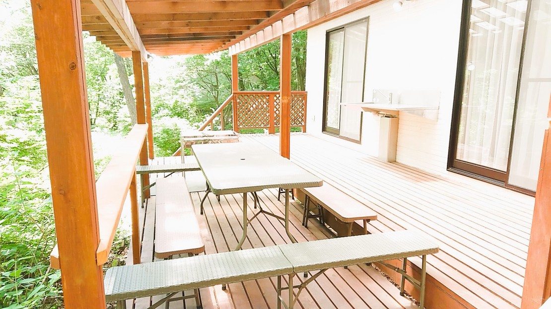 那須の貸別荘　コテージ7（ナナ）　V2棟｜栃木県・那須・板室｜天候を気にせずBBQが楽しめる広々ウッドデッキ上には何かと便利なデッキシンク付。LEDスポットビーム照明もあり夜間も明るく安全にお楽しみいただけます