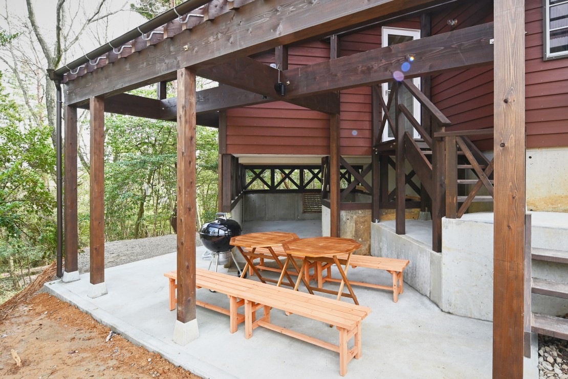 石川県 輪島・能登のコテージ｜家族コテージ ノトイエ ６号棟セジュールの写真：自然の中でのバーベキューは、
格別です！
屋根付きですので、多少の雨でも大丈夫です！