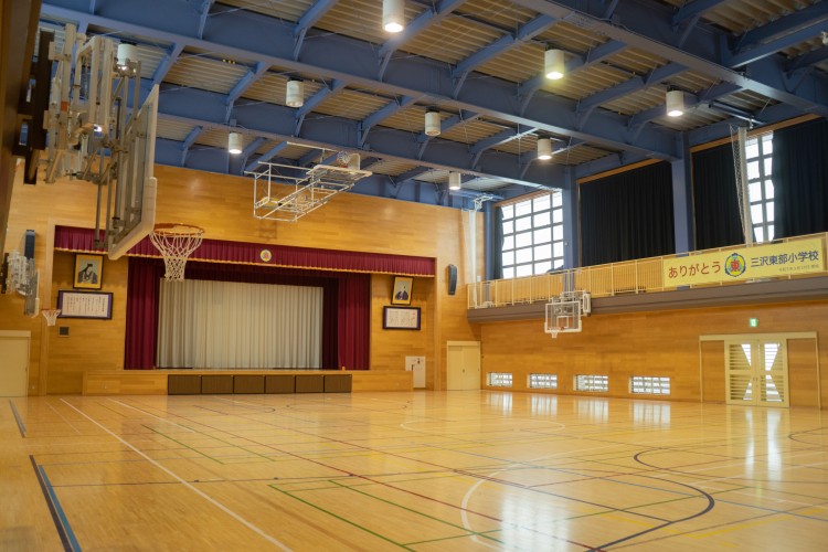 山形県 米沢・置賜のコテージ｜米沢みさわ小学校｜とこことの写真：体育館併設！雨も熊も安心