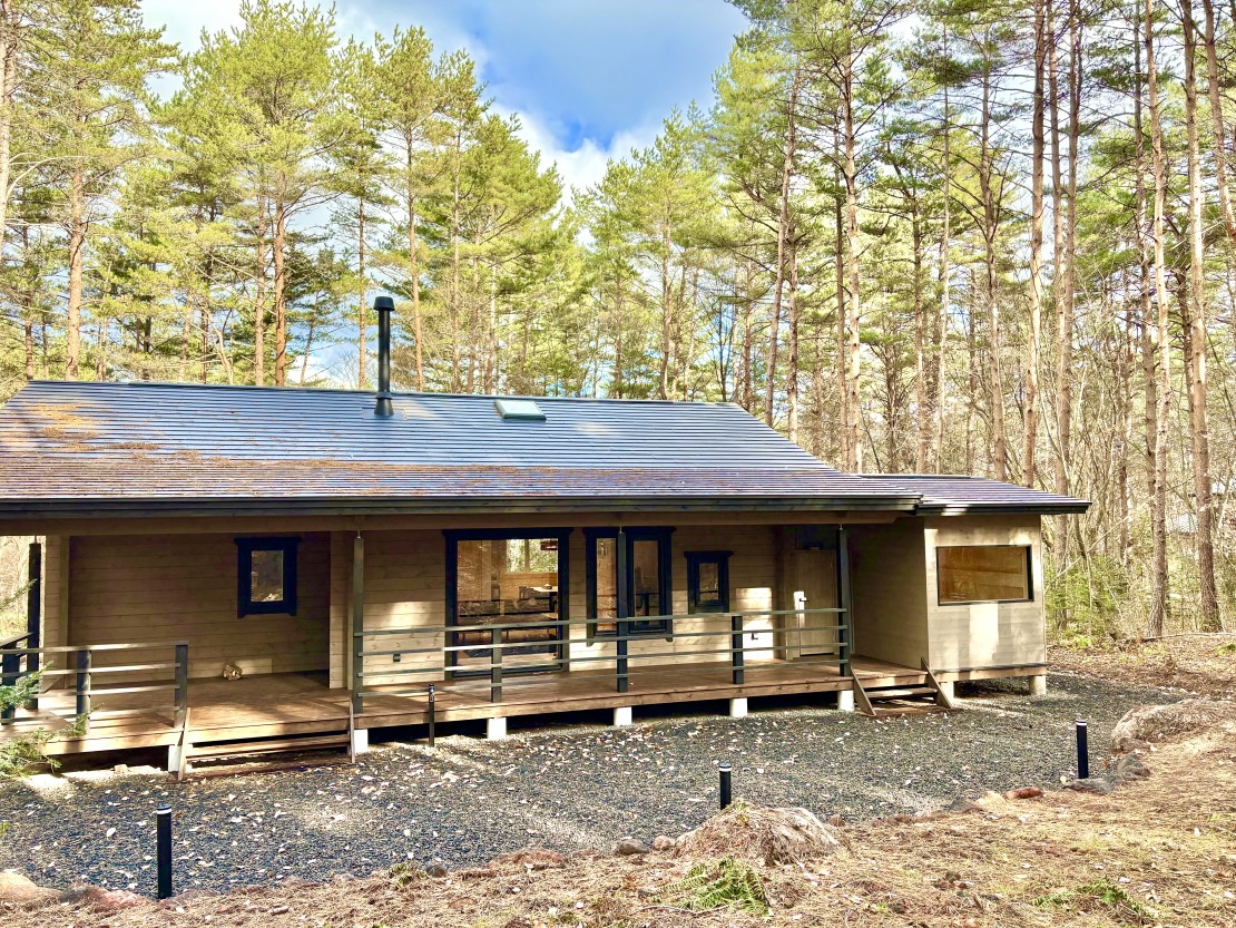 群馬県 北軽井沢・嬬恋・万座のコテージ｜Second House LUONTOの写真：新築北欧モダンログハウス。フィンランド式サウナ、水風呂、リラクゼーションデッキ、BBQスペースがございます。