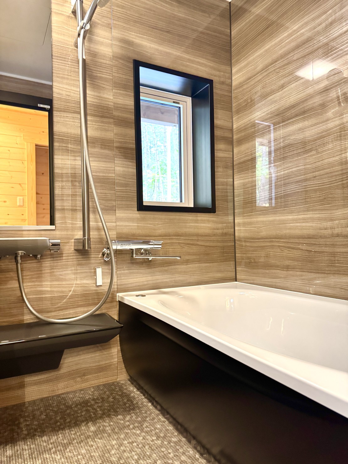 Second House LUONTO｜群馬県・北軽井沢・嬬恋・万座｜スタイリッシュな浴室。ふかふかな床がおすすめです。