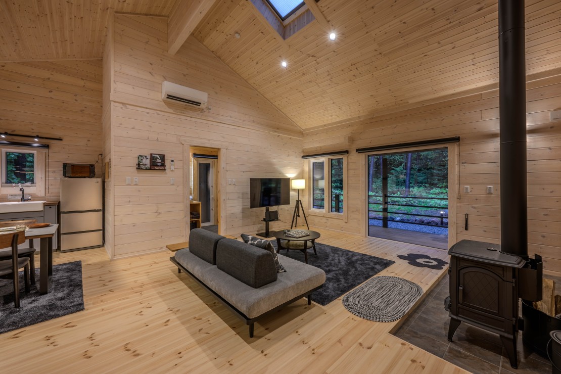 Second House LUONTO｜群馬県・北軽井沢・嬬恋・万座｜黒を基調とした落ち着いたインテリア。