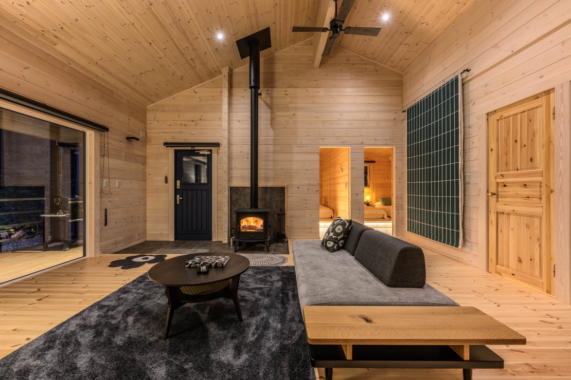 Second House LUONTO｜群馬県・北軽井沢・嬬恋・万座｜ベルギー製ドブレの薪ストーブを設置しております。冬の夜は薪ストーブの炎を見ながら、語り合うのもおすすめです