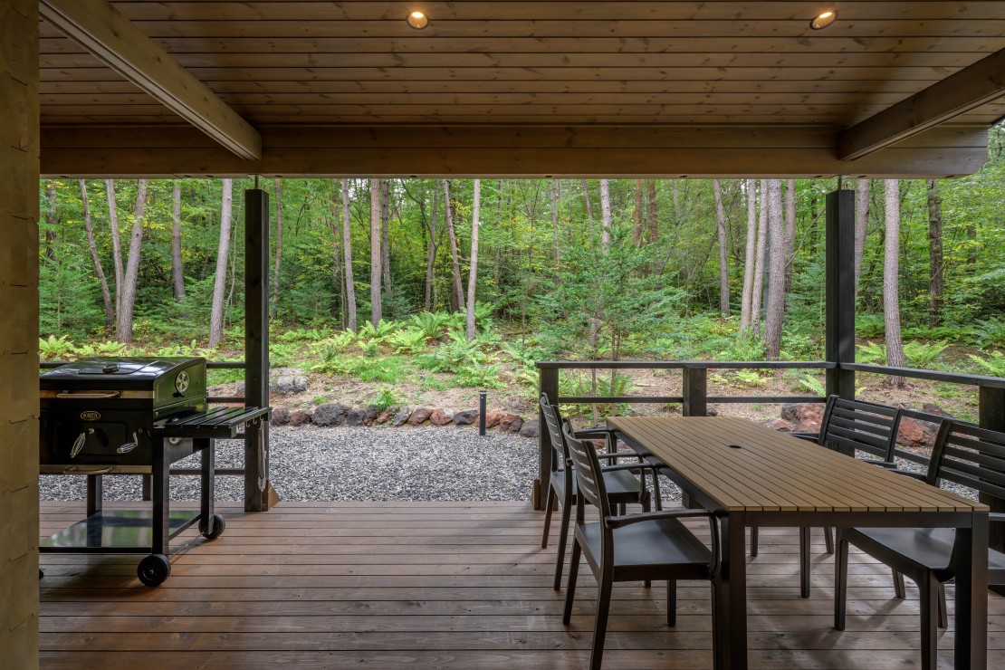 Second House LUONTO｜群馬県・北軽井沢・嬬恋・万座｜雨の日でも安心！屋外ダイニングでBBQをお楽しみください。
