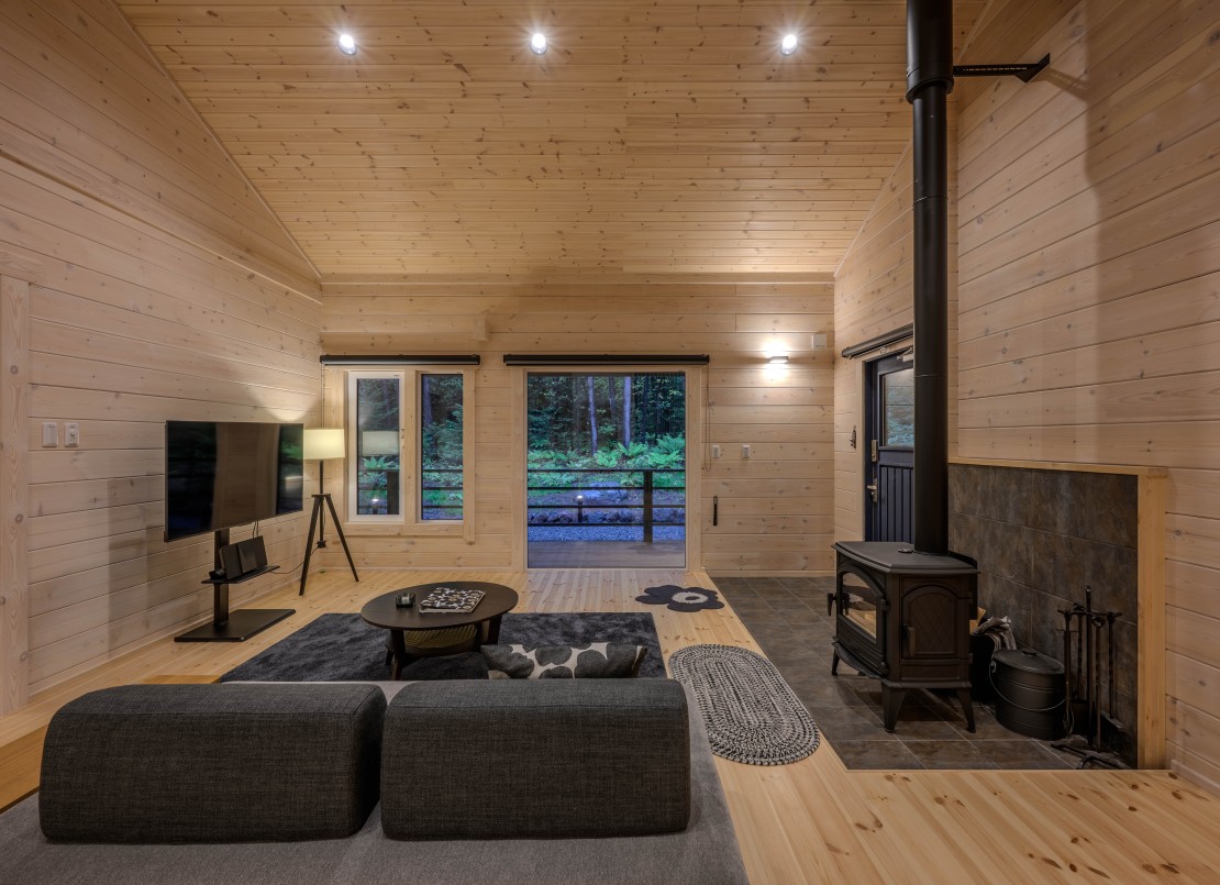 Second House LUONTO｜群馬県・北軽井沢・嬬恋・万座｜落ち着いたインテリアと、窓から見える緑に癒されます。