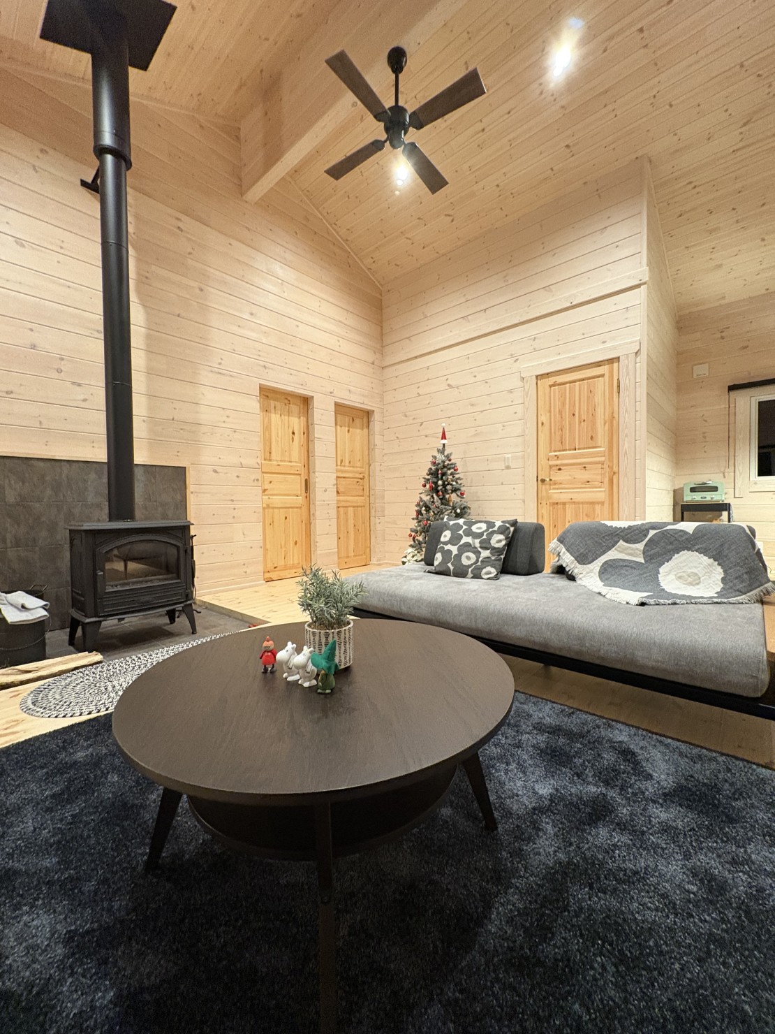 Second House LUONTO｜群馬県・北軽井沢・嬬恋・万座｜ベルギー製ドブレの薪ストーブを設置しております。冬の夜は薪ストーブの炎を見ながら、語り合うのもおすすめです