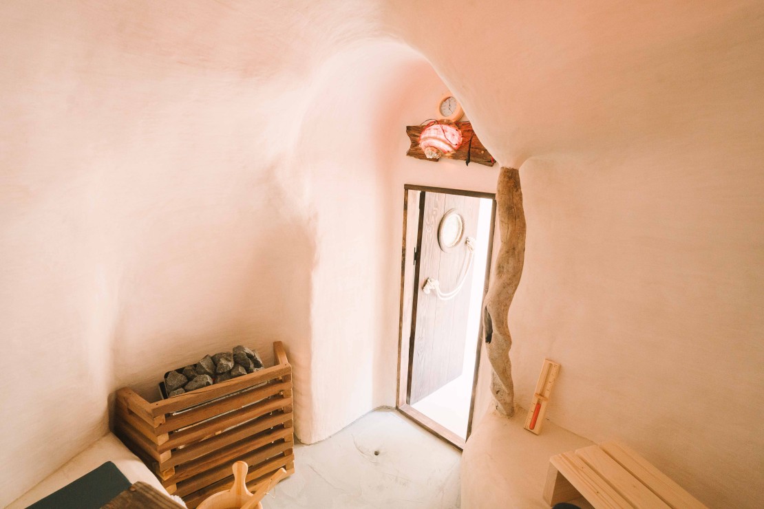 沖縄県 離島のコテージ｜貸し別荘ゆいゆいの写真：ロウリュウ可能な電気ストーブ
室内はやく９０度ですが壁からも熱を発しますのでとても心地が良いです。