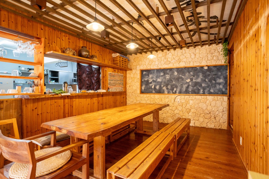 沖縄県 離島のコテージ｜貸し別荘ゆいゆいの写真：キッチンからもリビングが見えます。