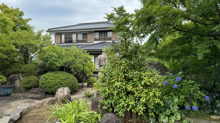 山梨県 石和・勝沼・塩山のコテージ｜一棟貸し宿　庭園の家の写真：日本庭園が楽しめる2階建て一棟貸し宿