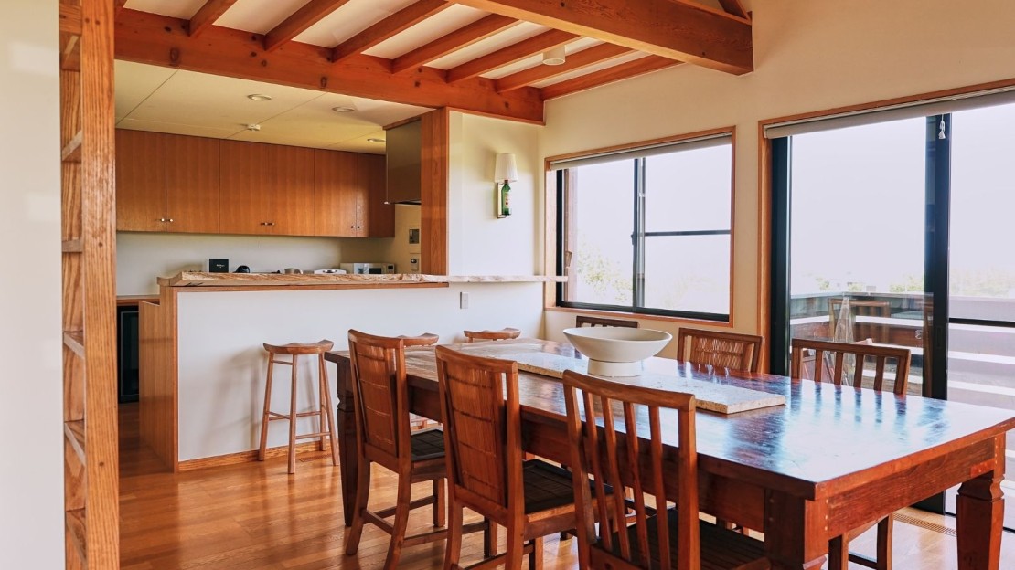 UMI-YAMA CHIKURA｜千葉県・館山・南房総｜ダイニング｜食卓を囲み、会話がほどける空間。