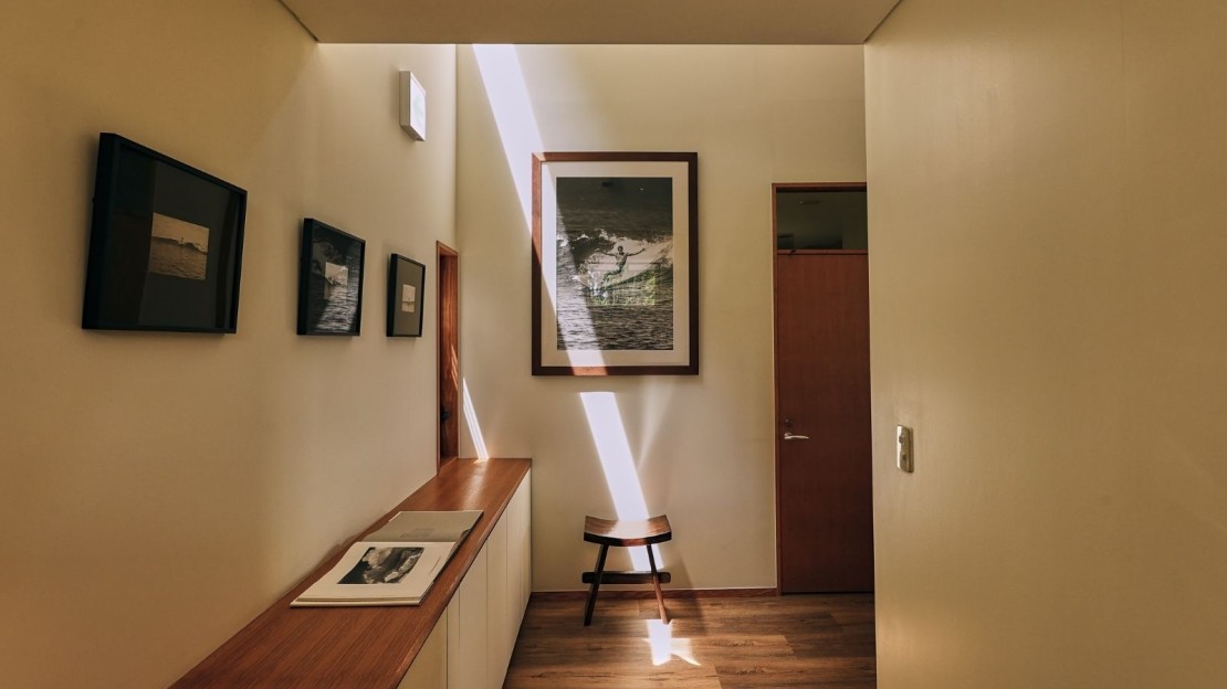 UMI-YAMA CHIKURA｜千葉県・館山・南房総｜エントランス｜光と静けさに迎えられる場所。