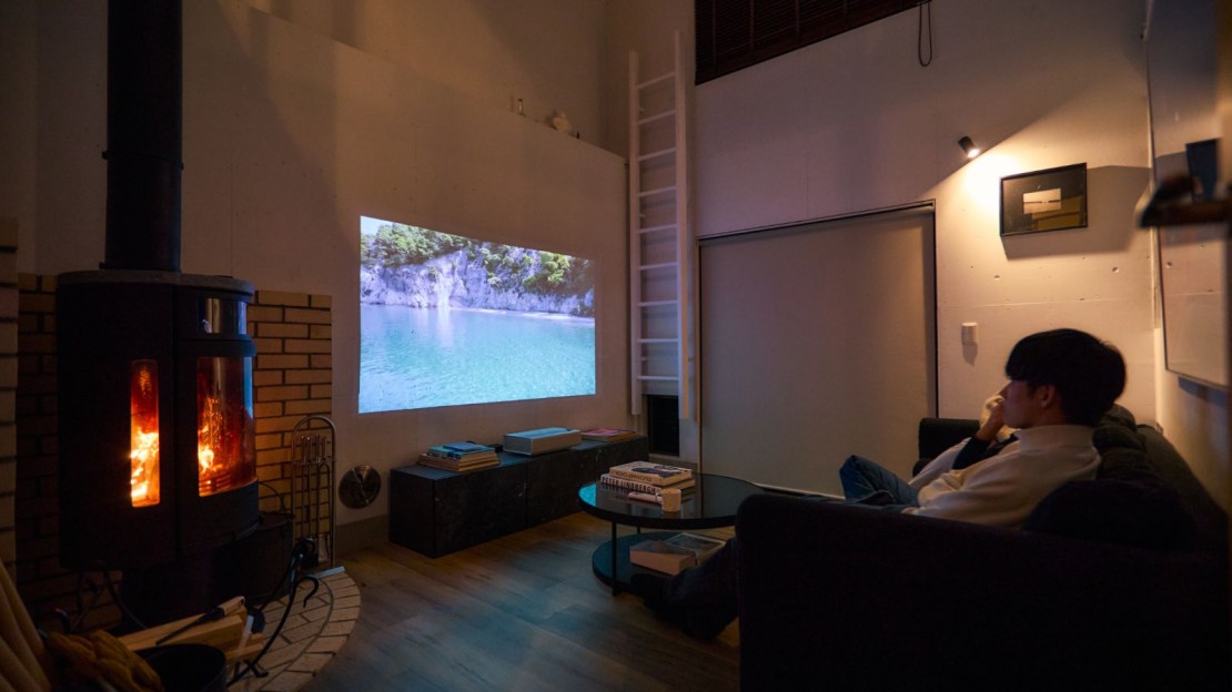 UMI-YAMA CHIKURA｜千葉県・館山・南房総｜シアタールーム｜夜をゆるやかに過ごすひととき。