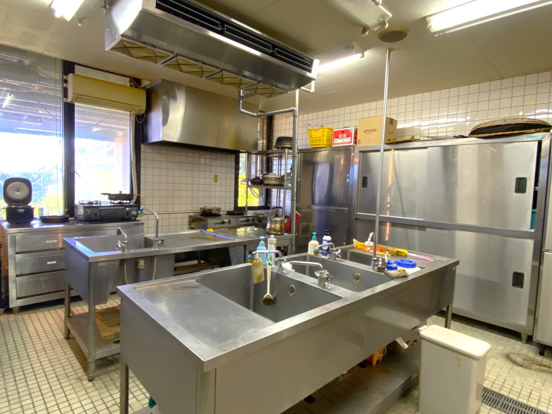 大型貸別荘　サンライズガーデン｜静岡県・東伊豆｜厨房