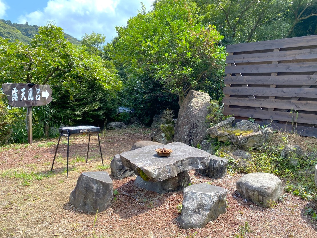 大型貸別荘　リュウエイ｜静岡県・東伊豆｜石テーブルBBQ場