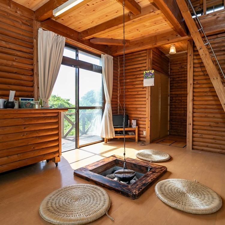 兵庫県 淡路島のコテージ｜ログハウス遊泊・淡路島の写真：【和洋折衷の温もり】ログハウスｘ囲炉裏の団らん空間