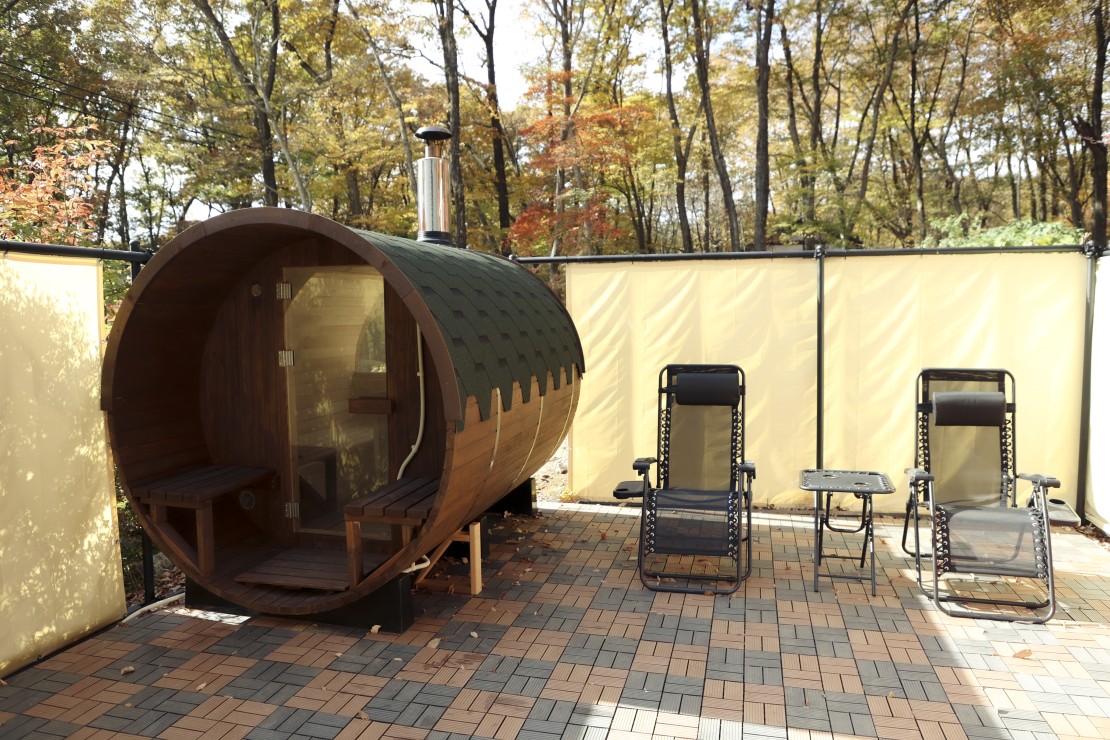 栃木県 那須・板室のコテージ｜twin villa那須 SAUNA RESORTの写真：薪式バレルサウナから景色を眺め、ジャグジーやインフィニティチェアで“ととのう”ひとときを堪能できます。