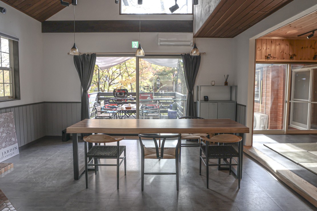 twin villa那須 SAUNA RESORT｜栃木県・那須・板室｜リビング直結のウッドデッキと
8人掛けダイニングテーブで大人数でも楽しめます
