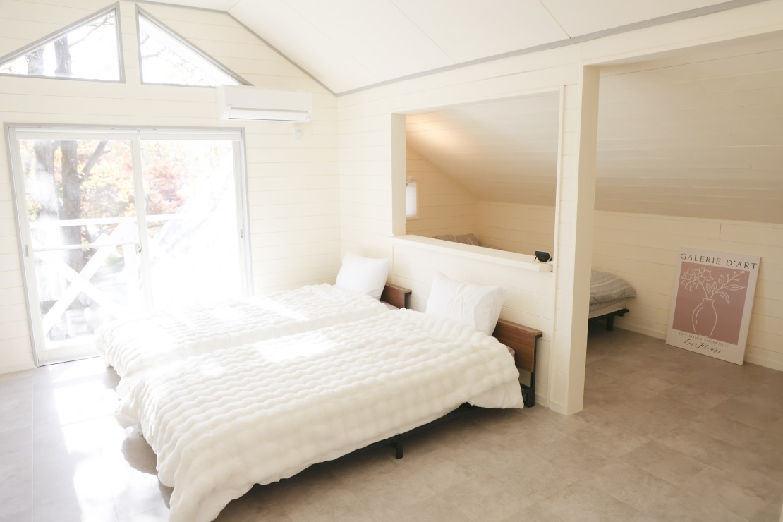 twin villa那須 SAUNA RESORT｜栃木県・那須・板室｜２階の壁は塗る漆喰で湿度と匂をシャットアウト！４台のベットをゆったりと配置しています
