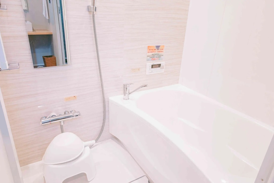 富士見テラス（富士見台411）｜静岡県・熱海｜バスルーム - 清潔で快適な浴室