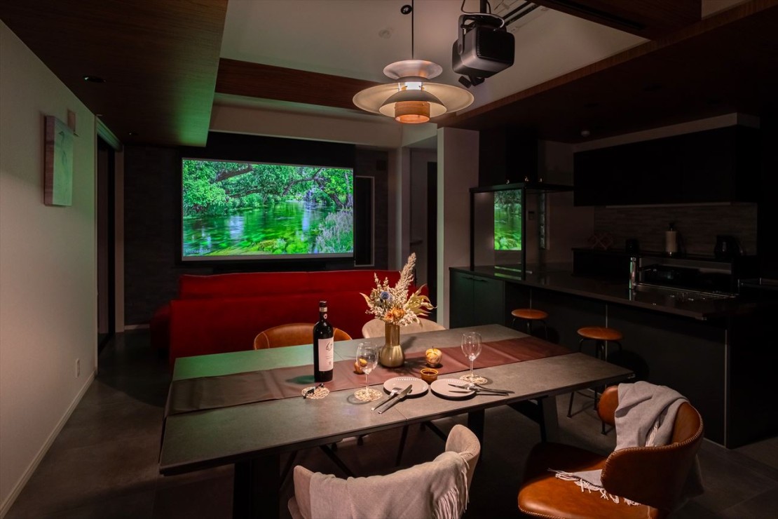 Private Villa AZUL｜千葉県・館山・南房総｜4Kレーザープロジェクターもお使いいただけます。Apple TVやFire TV Stick、ゲーム機などをセレクターに繋いで100インチのスクリーンでお楽しみください。