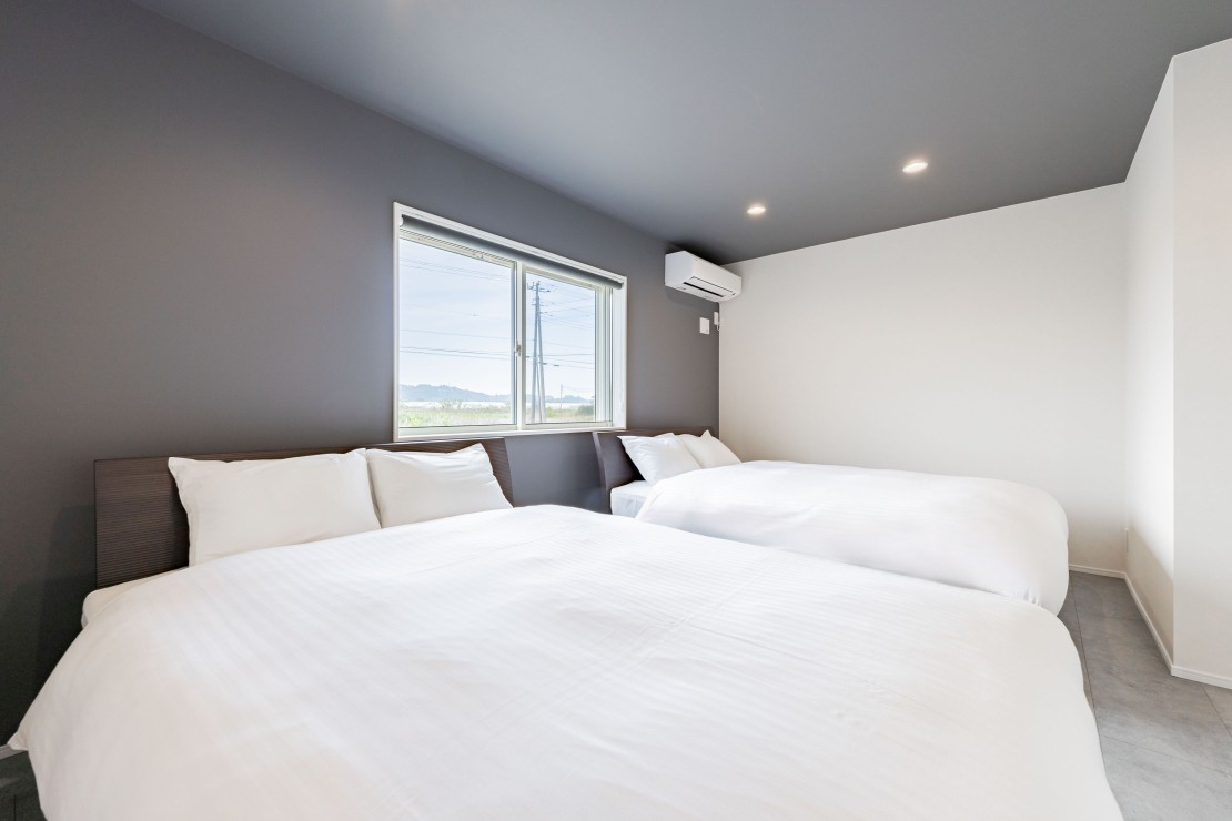 VILLA UMICHIKA 九十九里一宮  **POOL & SAUNA VILLA 6885**｜千葉県・九十九里・銚子｜ベッドルームは2室あり、それぞれにシモンズ製ダブルベッドを2台ずつ配置しています。上質な寝心地にこだわったベッドで、旅先でも快適な睡眠時間をお過ごしいただけます。

落ち着いた色調でまとめられた室内は、プールやサウナを満喫した後にゆっくりと身体を休めるのに最適な空間です。

ご家族やご友人同士でのご利用はもちろん、複数世帯でのご旅行でも快適にお過ごしいただけるよう、ゆとりある寝室をご用意しております。