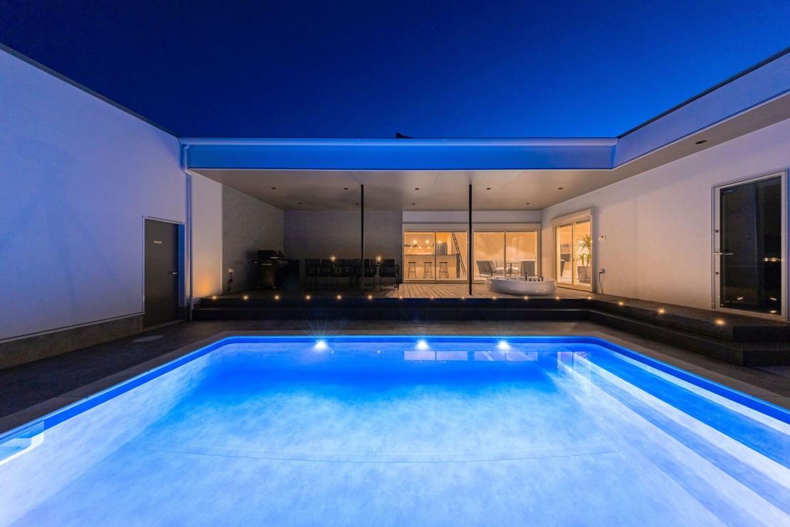 VILLA UMICHIKA 九十九里一宮  **POOL & SAUNA VILLA 6885**｜千葉県・九十九里・銚子｜夜になると、プライベートプールやウッドデッキがやわらかくライトアップされ、昼間とは異なる幻想的な空間が広がります。

約3m×6m、水深約1.2mのプールは、ご家族やご友人とゆったり楽しめるプライベート仕様。周囲を囲む建物や塀により、周囲の視線を気にすることなくお過ごしいただけます。

サウナで温まった後にプールでクールダウンし、露天ジャグジーでゆったりと身体を休める。そんな贅沢なサウナ体験もお楽しみいただけます。

昼は開放感あふれるリゾート空間、夜は静寂に包まれた上質な時間。
一棟貸切ヴィラならではの特別なひとときをお過ごしください。