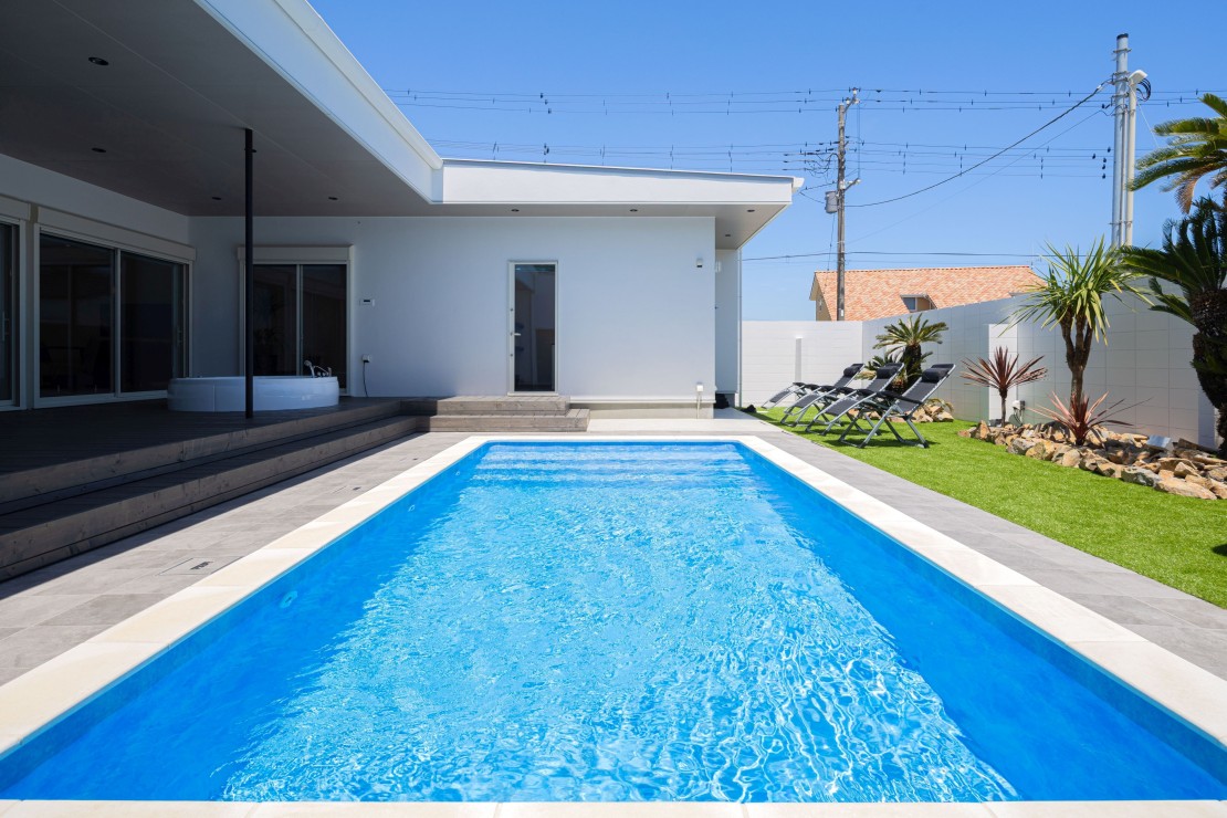 VILLA UMICHIKA 九十九里一宮  **POOL & SAUNA VILLA 6885**｜千葉県・九十九里・銚子｜約3m×6m、水深約1.2mのプライベートプールを備えています。

周囲を建物や塀で囲んだプライベート空間のため、ご家族やご友人だけで気兼ねなくお楽しみいただけます。

プールサイドにはリクライニングチェアをご用意。水遊びを楽しんだ後は、青空の下でゆったりとおくつろぎください。

バレルサウナで温まった後のクールダウンや、お子様との水遊びにもおすすめです。

昼は開放感あふれるリゾート気分を、夜はライトアップされた幻想的な雰囲気をお楽しみいただけます。
