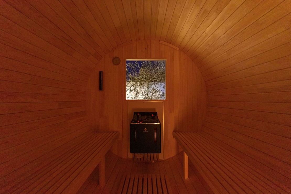 VILLA UMICHIKA 九十九里一宮  **POOL & SAUNA VILLA 6885**｜千葉県・九十九里・銚子｜プライベートガーデンに設置された本格バレルサウナは、セルフロウリュ対応。お好みの温度や湿度に調整しながら、ゆったりとしたサウナ時間をお楽しみいただけます。

木の香りに包まれたサウナ室は、最大約110℃まで設定可能。ゆったり6名様でご利用いただける広さを備えています。

サウナでしっかりと汗を流した後は、屋外シャワーやプールでクールダウンし、露天ジャグジーやリクライニングチェアで外気浴を。

ご家族やご友人だけで楽しめる、一棟貸切ヴィラならではの贅沢なサウナ体験をご堪能ください。