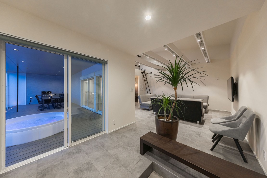 VILLA UMICHIKA 九十九里一宮  **POOL & SAUNA VILLA 6885**｜千葉県・九十九里・銚子｜エントランスを抜けると、プールやジャグジーを望む開放的なラウンジ空間が広がります。大きな窓越しに屋外とつながる設計により、室内にいながらリゾート気分をお楽しみいただけます。

ソファやチェアを備えたゆとりあるスペースは、ご家族やご友人との団らんはもちろん、サウナやプールの合間にひと息つく場所としても最適です。

昼は自然光が差し込む明るい空間、夜はライトアップされたプールやジャグジーが非日常を演出。到着した瞬間から特別な滞在が始まります。