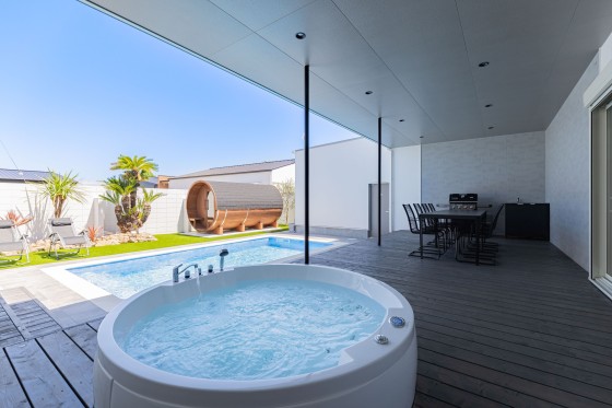 千葉県 九十九里・銚子の貸別荘・コテージ|VILLA UMICHIKA 九十九里一宮 **POOL & SAUNA VILLA 6885**の写真:露天風呂のあるコテージ
