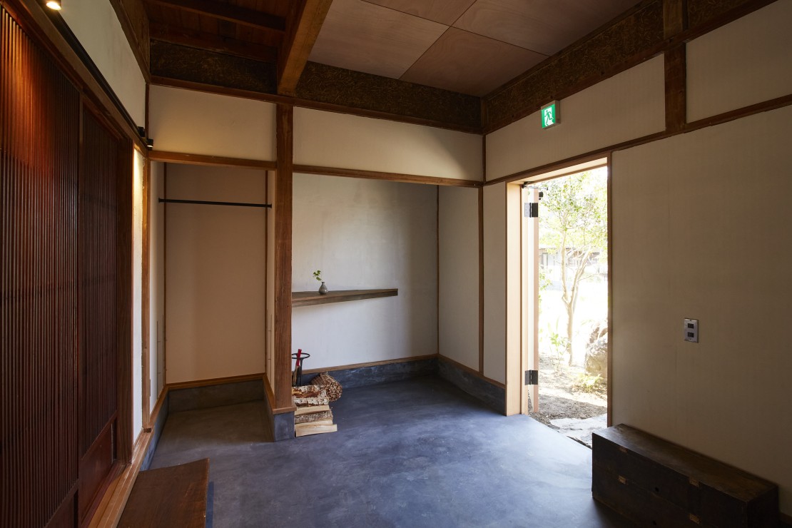 一棟貸切りの宿岩室久元｜新潟県・新潟・月岡・阿賀野川｜玄関には季節のお花を設えております