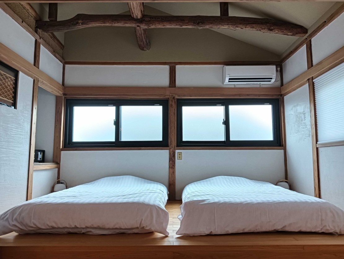 一棟貸切りの宿岩室久元｜新潟県・新潟・月岡・阿賀野川｜寝室では、大きなベットが２台、敷布団を４枚ご用意しております