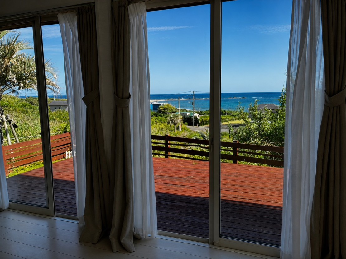 villa STAYSEA 海辺の宿｜千葉県・館山・南房総｜リビングからつながるウッドデッキ